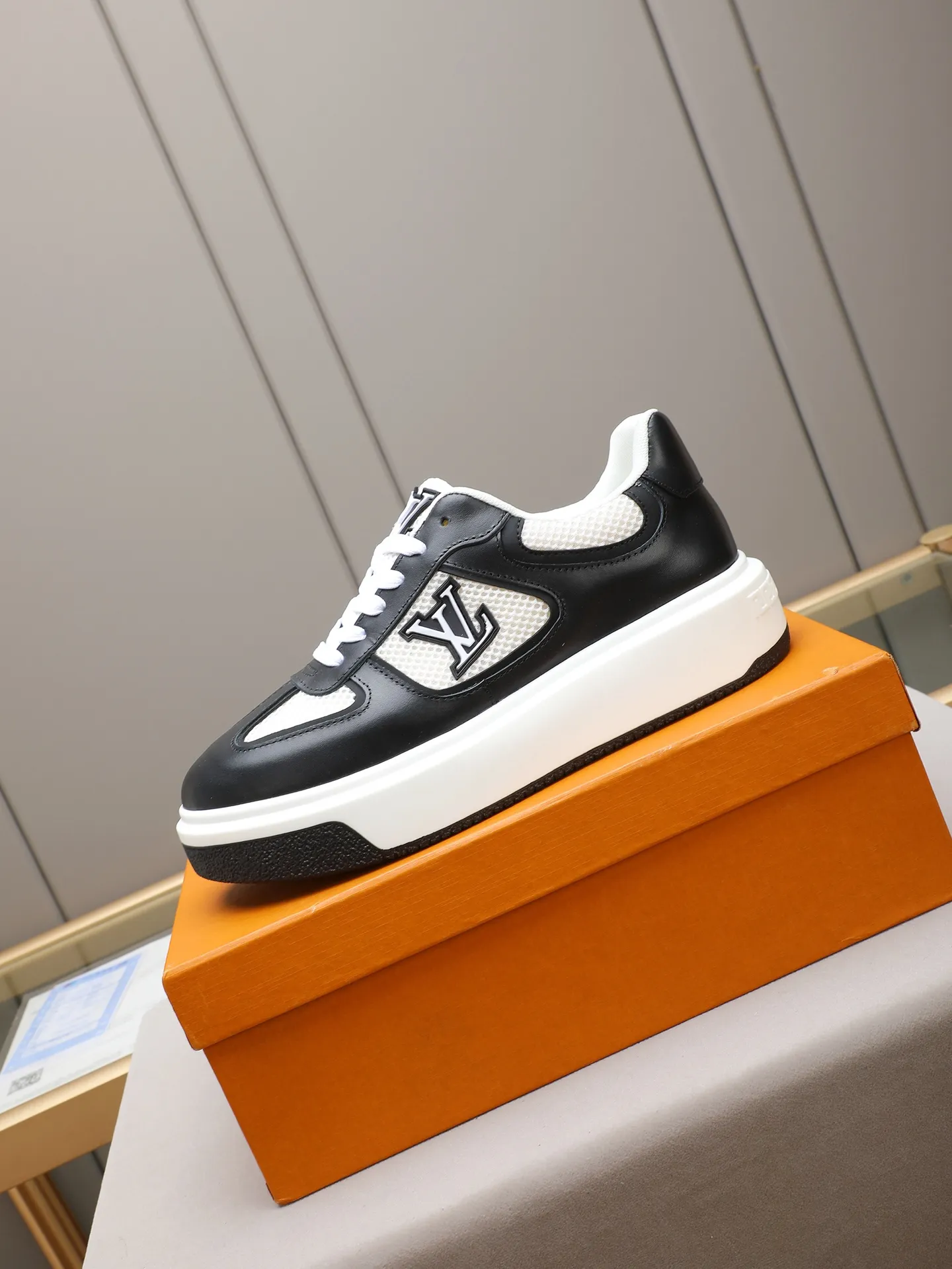 Men's shoes 💰460 New men's shoes LV fashion trend Made of first-layer calfskin➕breathable mesh lining! The foot feels super comfortable and the workmanship is impeccable. Foam ultra-light outsole, size: 38-44 (45 customized) 2 colors to choose from!